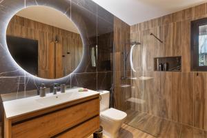a bathroom with a sink and a mirror at Rincón de la Fontana in San Nicolás +19 photos