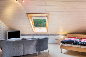 a bedroom with a bed and a window at Elkes Ferienappartment in Eschenrod