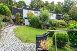 a garden with a house in the background at Ferienwohnung Refugium Nest in Sigmaringen