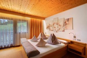a bedroom with a bed with pillows on it at Bed and Breakfast Ederhof in San Giacomo