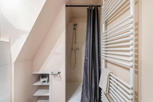 a bathroom with a shower and a shower curtain at Haevn Erholung,Wattenmeer &Wäldchen in Reußenköge +29 photos