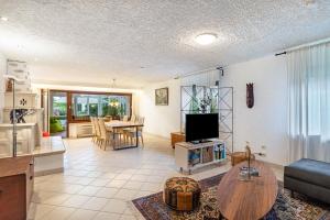 a living room with a television and a table at Schwarzwald Glück in Bühl