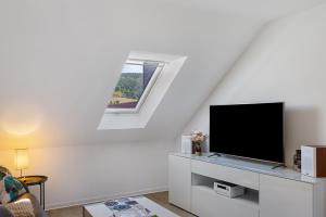 a living room with a tv and a window at Ferienwohnung Kleinbreitenbach 2 in Plaue