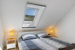 a bedroom with a bed and a window at Ferienwohnung Kleinbreitenbach 2 in Plaue