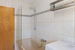 a bathroom with a shower and a sink at Ferienwohnung Kleinbreitenbach 2 in Plaue +11 photos