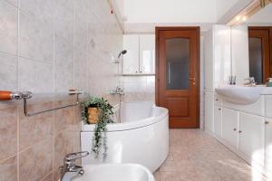 a bathroom with a tub and a sink and a toilet at Casa Elli in Osio Sotto +18 photos