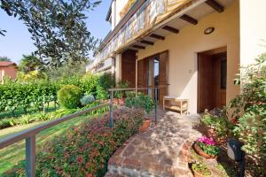 a house with a garden and a walkway at Casa Elli in Osio Sotto