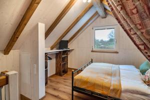 a bedroom with a bed in a attic at Vroni in Ebersbach-Musbach