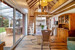 a kitchen and dining room with a table and chairs at Vroni in Ebersbach-Musbach