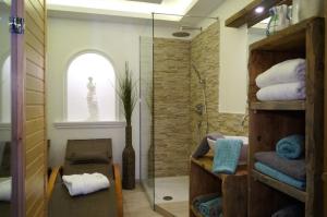 a bathroom with a shower and some towels and a window at Widum Obernberg Nikolaus Bergsuite in Obernberg am Brenner +9 photos