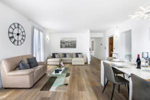 a living room with a couch and a table at Casa vacanza Guattini in Cremia