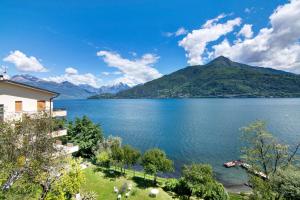 a view of a lake with mountains in the background at Casa vacanza Guattini in Cremia