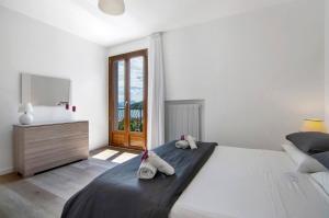 a bedroom with a bed with two stuffed animals on it at Casa vacanza Guattini in Cremia