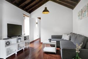 a living room with a couch and a tv at El Portillo 2 in Buenavista del Norte