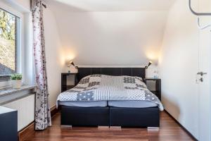 a bedroom with a bed and a window at Ferienwohnung Moin in Schönwalde am Bungsberg