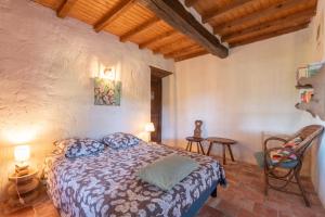 a bedroom with a bed and a wooden ceiling at Maison de vacances La Toumet in Malabat +20 photos