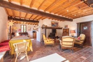 a living room with a table and chairs at Maison de vacances La Toumet in Malabat