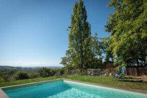 a swimming pool in the backyard of a house at Maison de vacances La Toumet in Malabat
