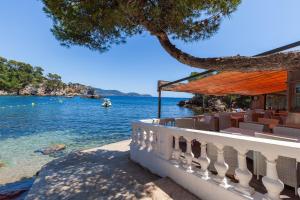 a house on the beach with a view of the water at Jolie Maison Proche Plage in Toulon