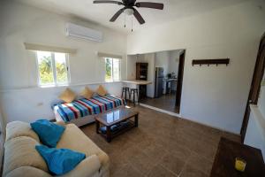 ein Wohnzimmer mit Sofa und Tisch in der Unterkunft Casa Hokol Departamentos con Alberca in Telchac Puerto