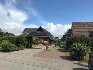 a building with a gazebo in a yard at Meerchenhaus in Wenningstedt