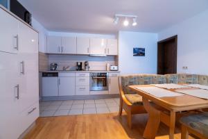 a kitchen and dining room with a table and chairs at Juttis Bude in Löhnberg