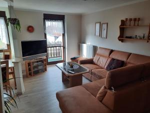a living room with a couch and a tv at Ferienwohnung Börner in Frauenstein