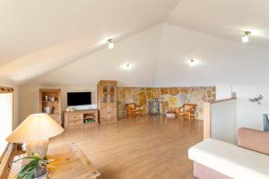 a living room with a couch and a tv at Casa Yaraina in Firgas