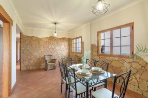 a dining room with a table and chairs at Casa Yaraina in Firgas