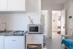 a kitchen with a microwave on top of a counter at Appartamento Le Primule in Agrigento