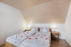 a bedroom with a bed with a wooden ceiling at Ferienwohnung am Blumengässle in Müllheim