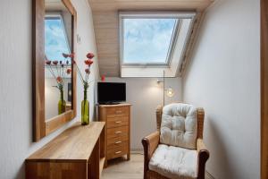a room with a desk and a chair and a television at Ferienwohnung am Blumengässle in Müllheim