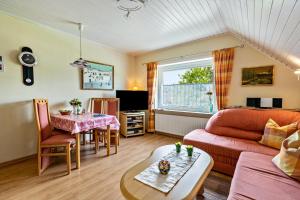 a living room with a couch and a table at Gästehaus Elke Jensen in Langenhorn