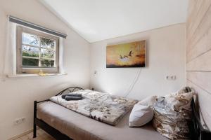 a bedroom with a couch and a painting on the wall at Blockhütte in Fürstenwalde