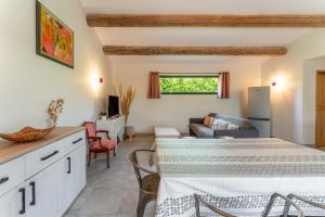 a room with a bed and a living room at Bergeries Saumane, Les Lavandes in Saumane-de-Vaucluse