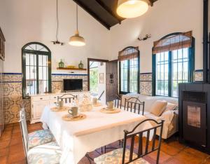 a kitchen and living room with a table and chairs at Finca Gorriones 25 minutos Sevilla in El Garrobo