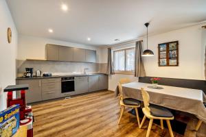 a kitchen and dining room with a table and chairs at Krämerhof Apt Peitlerkofel in Rodengo