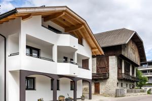 an external view of a house with a wooden roof at Krämerhof Apt Peitlerkofel in Rodengo