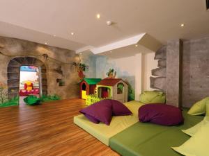a room with a bed and a play house at Hotel Garni Alpenjuwel in Serfaus
