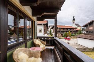 a balcony with two chairs and a view of a street at Chalet Bergliebe mit Zirbenholz in Inzell