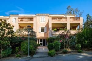 an apartment building with a balcony on a street at Appartement Vaugrenier Presidences in Villeneuve-Loubet