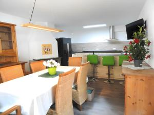 a kitchen and dining room with a table and chairs at Karins Pension in Lampertheim
