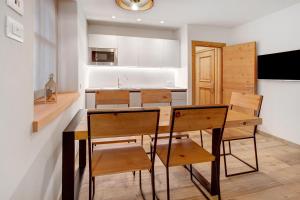 a kitchen and dining room with a table and chairs at Chalet Pieri - Appartamento Bedogn in Bormio