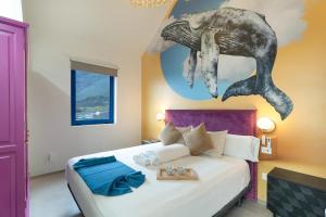 a bedroom with a bed with a penguin on the wall at Apartamentos Puntagrande in Frontera
