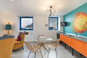 a kitchen and dining room with a table and chairs at Apartamentos Puntagrande in Frontera