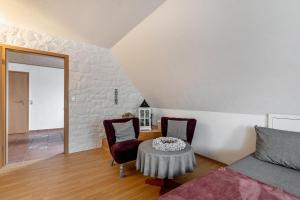 a living room with a table and two chairs at Ferienwohnung Weise in Schafstedt
