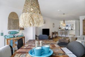 a dining room with a table and a chandelier at Lieblingsplatz Ferienwohnung in Bad Tölz