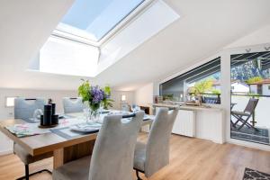 a dining room with a table and chairs at Im Spatzennest in Inzell