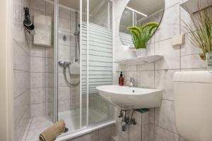 a bathroom with a shower and a sink at Backbordkajüte am Steinhuder Meer in Wunstorf +22 photos