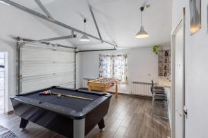 a billiard room with a pool table in it at El Arrebol Rural in El Espinar
